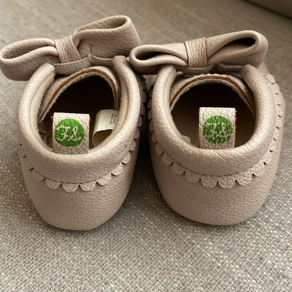First Steps Cream Colored Moccasins with Bows Size 3 - Picture 2 of 5
